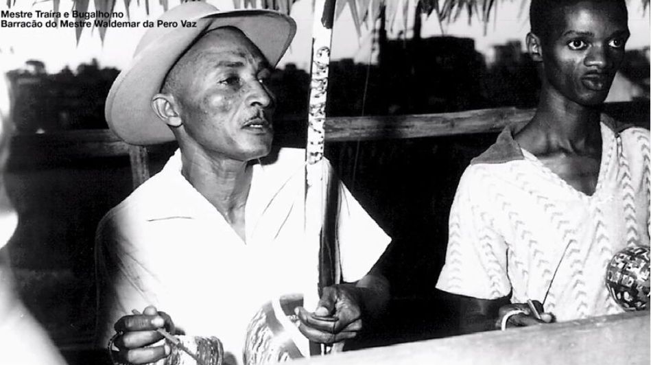 Um caboclo seco e de pouco falar, feito de músculos, um grande mestre de capoeira. Vê-lo brincar é um verdadeiro prazer estético.