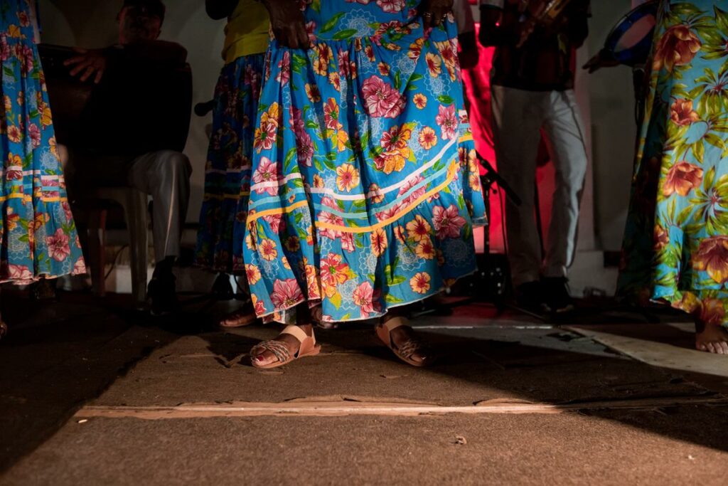 Samba de Roda (Parte 2): Ainda dando seguimento aos Sambas de Roda da Cidade de Cachoeira Bahia. Em 1957, moradores e moradoras de um bairro de Cachoeira, a Ladeira da Cadeia, encontraram uma cruz de madeira abandonada, dando início a uma história de devoção ao símbolo religioso.