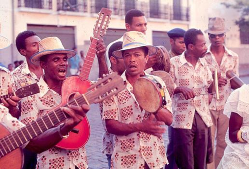 Samba de Roda: No Recôncavo Baiano é uma expressão cultural tradicional e um patrimônio imaterial do Brasil.
