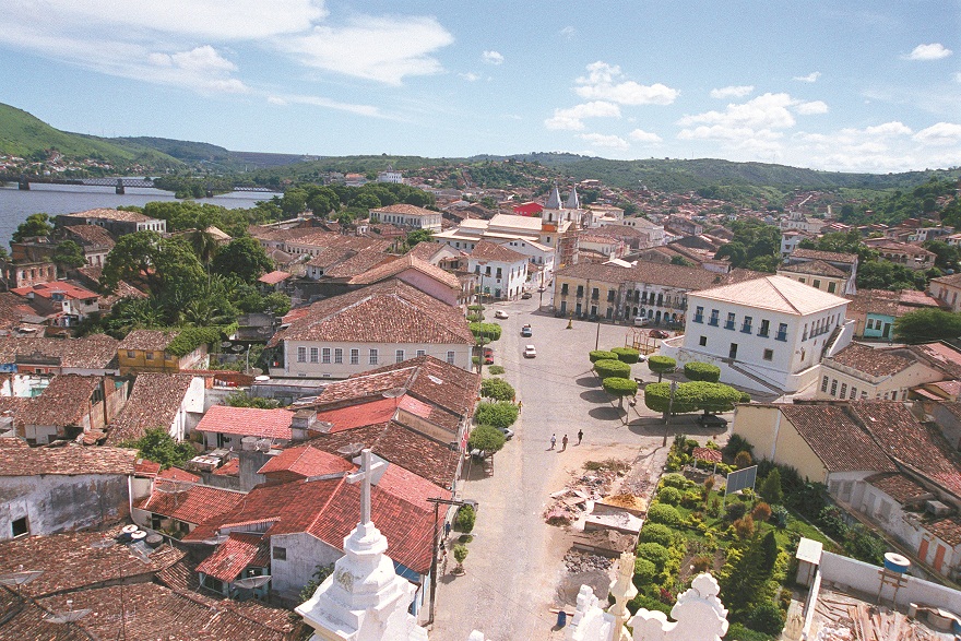 Cachoeira Bahia em 1531, na expedição de Martins Afonso de Souza estava o fidalgo português Paulo Dias Adorno. Que ficou na Bahia para colonizar a região e iniciar o plantio de cana-de-açúcar.
