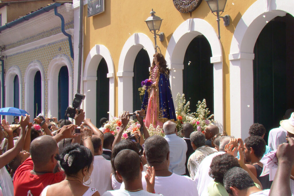 A Irmandade da Boa Morte, foi criada a partir do século XIX, composta por mulheres negras movidas pelo anseio de liberdade. Quase dois séculos